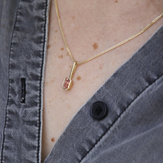 תליון זהב ייחודי עשוי בעבודת יד. תליון עם וו ארוך וצורת מלבן עשוי זהב ומשובץ אבן טורמלין וורודה