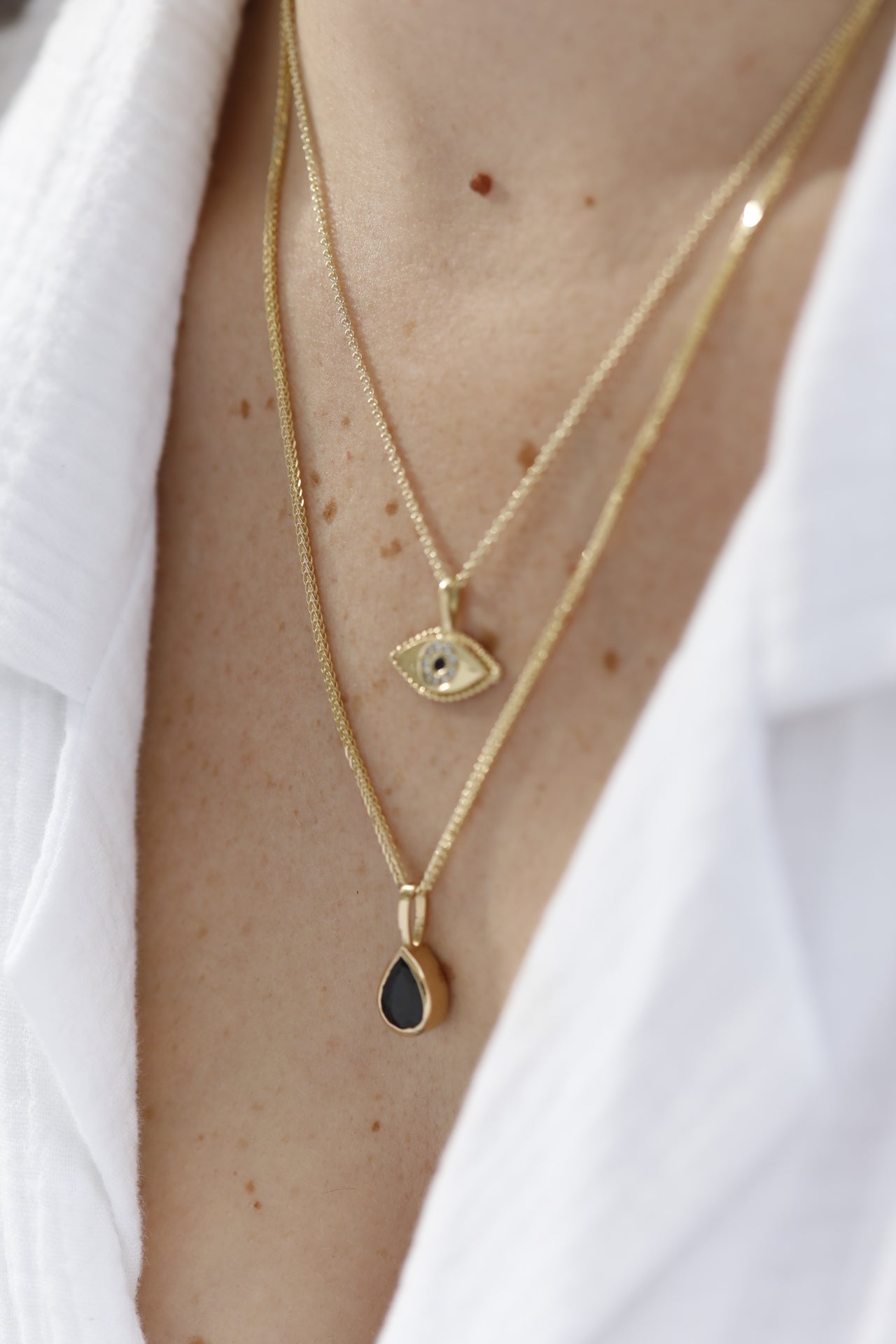 שרשרת זהב קלאסית ויפה עם תליון זהב בצורת טיפה משובץ ספיר כחול עמוק בצורת טפה 