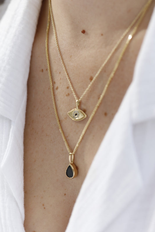 שרשרת זהב קלאסית ויפה עם תליון זהב בצורת טיפה משובץ ספיר כחול עמוק בצורת טפה 