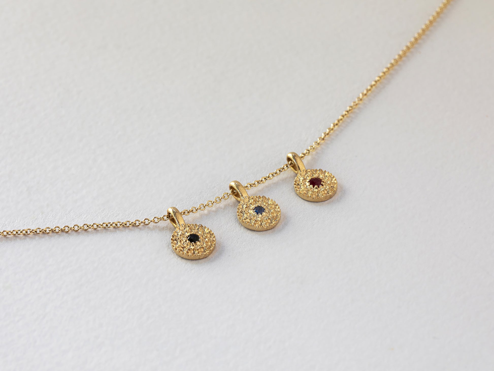 שרשרת זהב עדינה עם עיגול זהב קטן  משובץ ספיר.