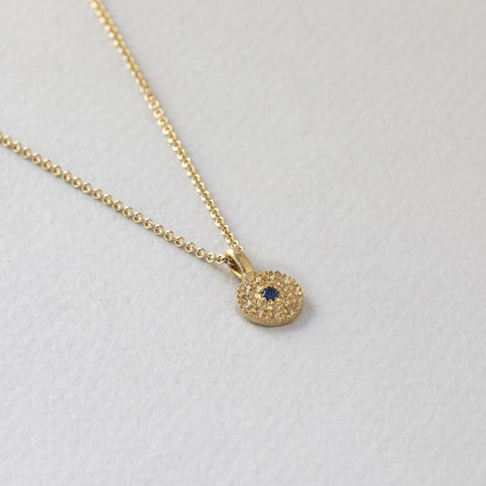 שרשרת זהב עדינה עם עיגול זהב קטן  משובץ ספיר.