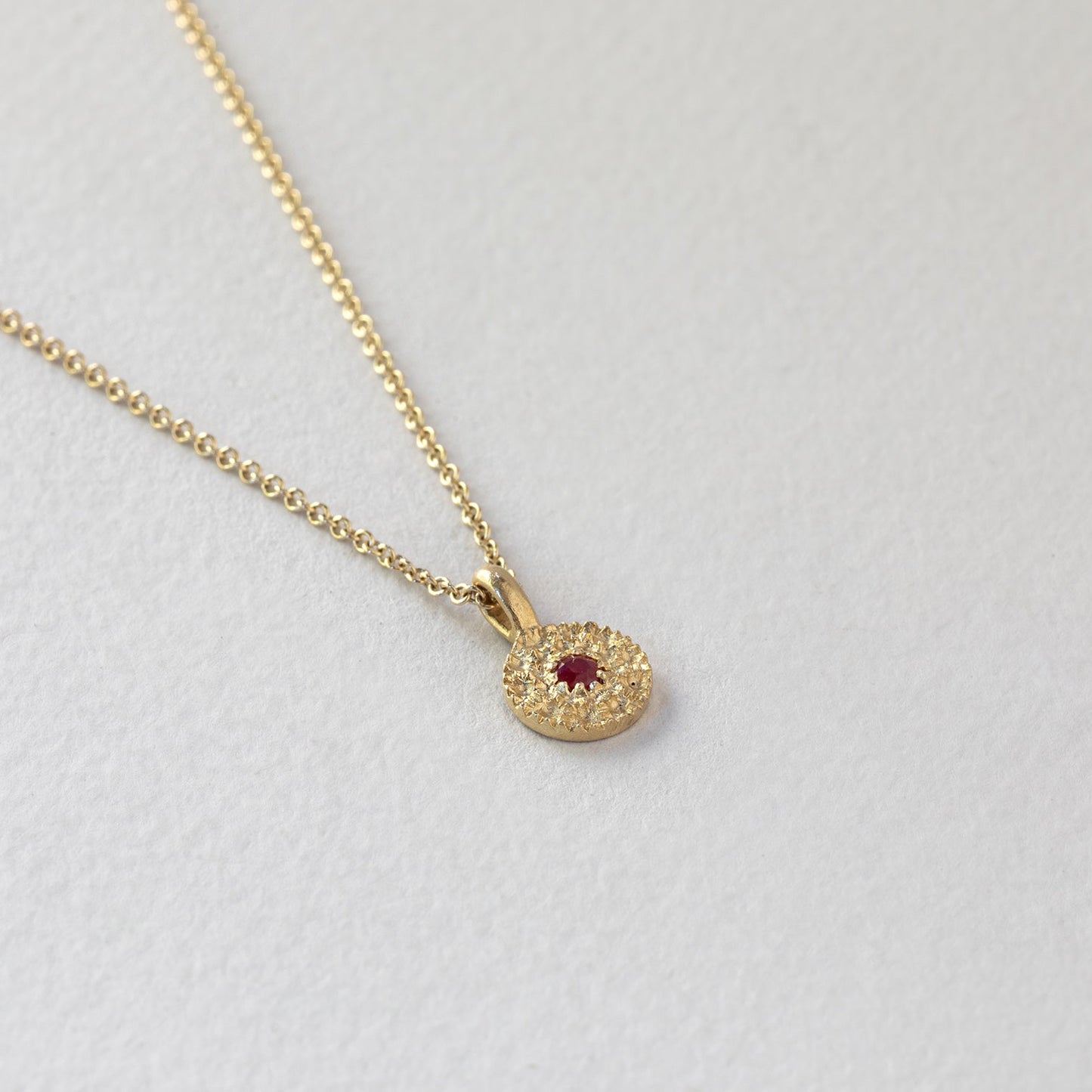 שרשרת זהב עדינה עם עיגול זהב קטן  משובצת רובי.