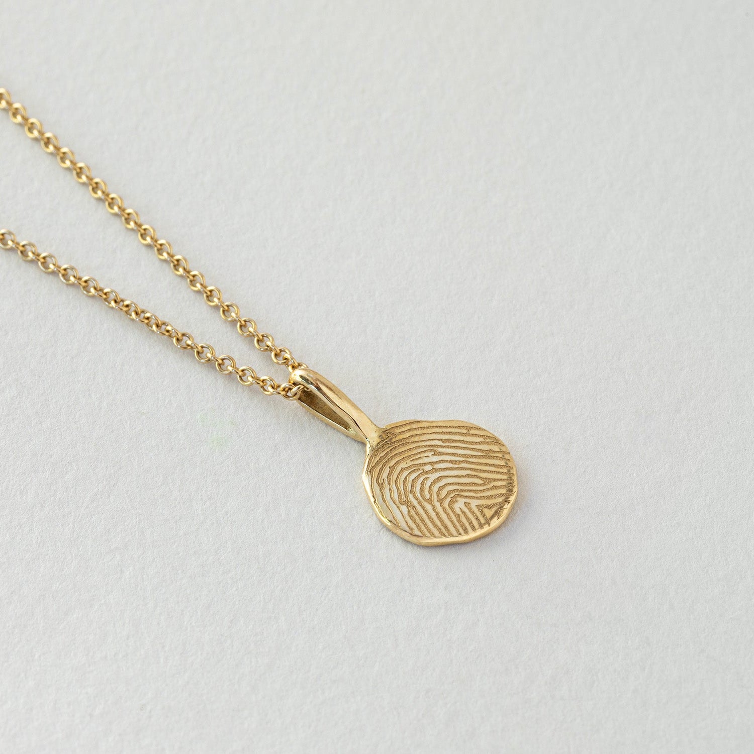 שרשרת חוליות זהב 14 קראט עם תליון זהב 14 קראט בצורת עיגול אמורפי עם טביעת אצבע אישית 