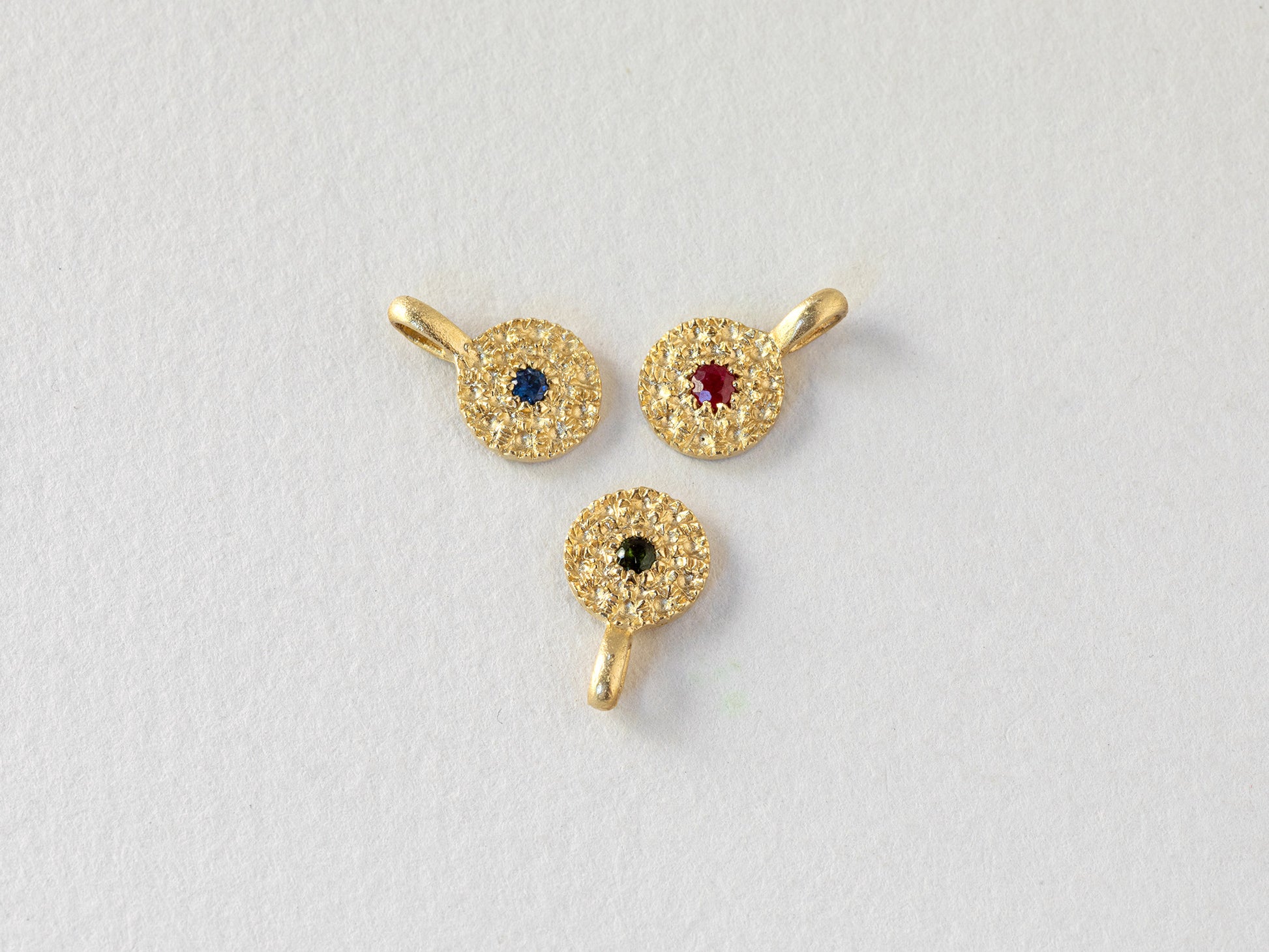 שרשרת זהב עדינה עם עיגול זהב קטן  משובצת רובי.