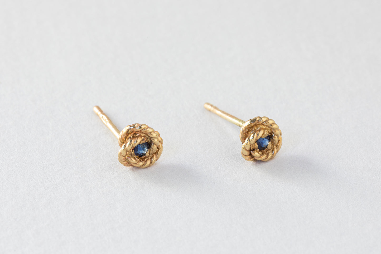 עגיל זהב קטן - קשר - ספיר