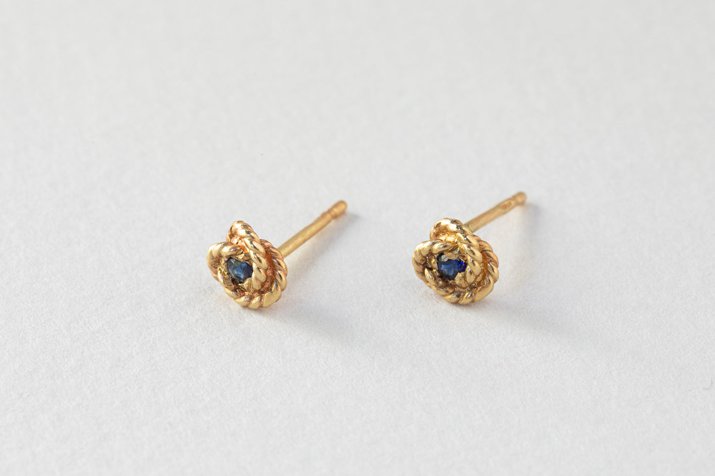 עגיל זהב קטן - קשר - ספיר