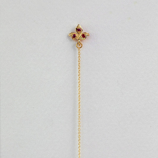 עגיל זהב  עלה תלתן צמוד אוזן  שממנו יוצאת שרשרת חוליות זהב. משוב אבני רובי 
