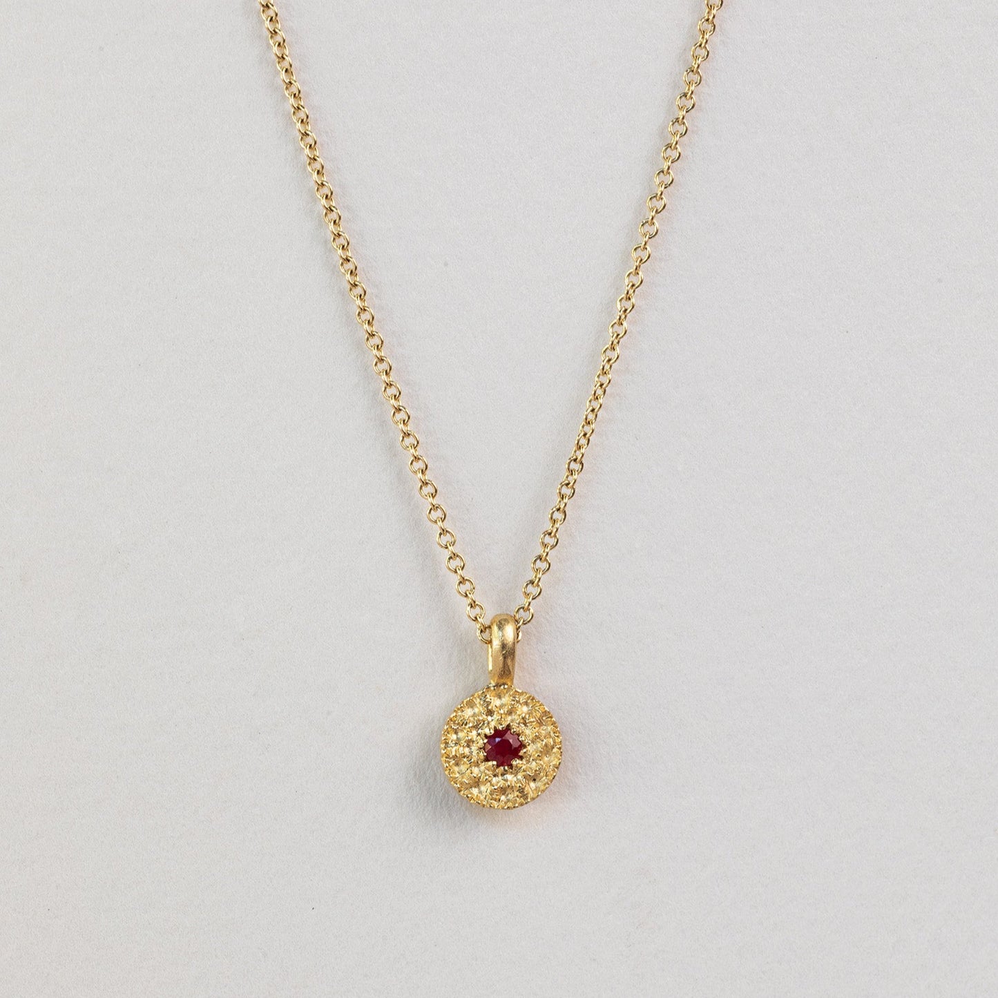 שרשרת זהב עדינה עם עיגול זהב קטן  משובצת רובי.