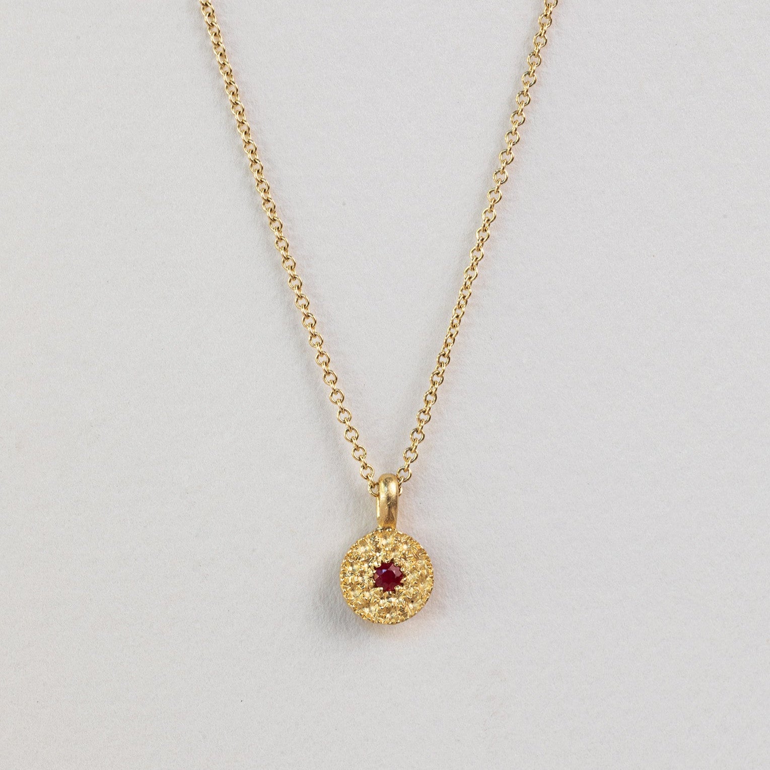 שרשרת זהב עדינה עם עיגול זהב קטן  משובצת רובי.