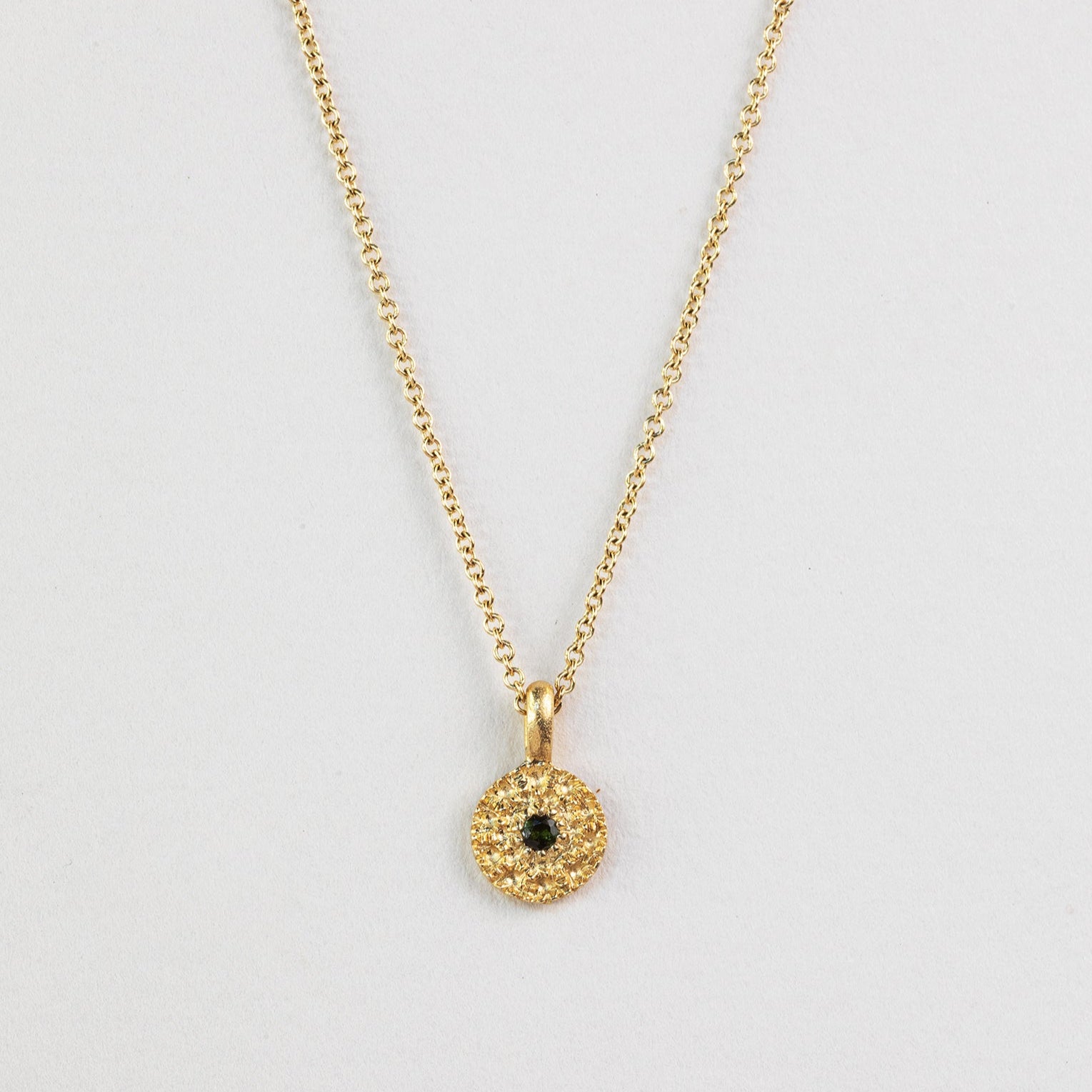 שרשרת זהב עדינה עם עיגול זהב קטן  משובצת רובי.