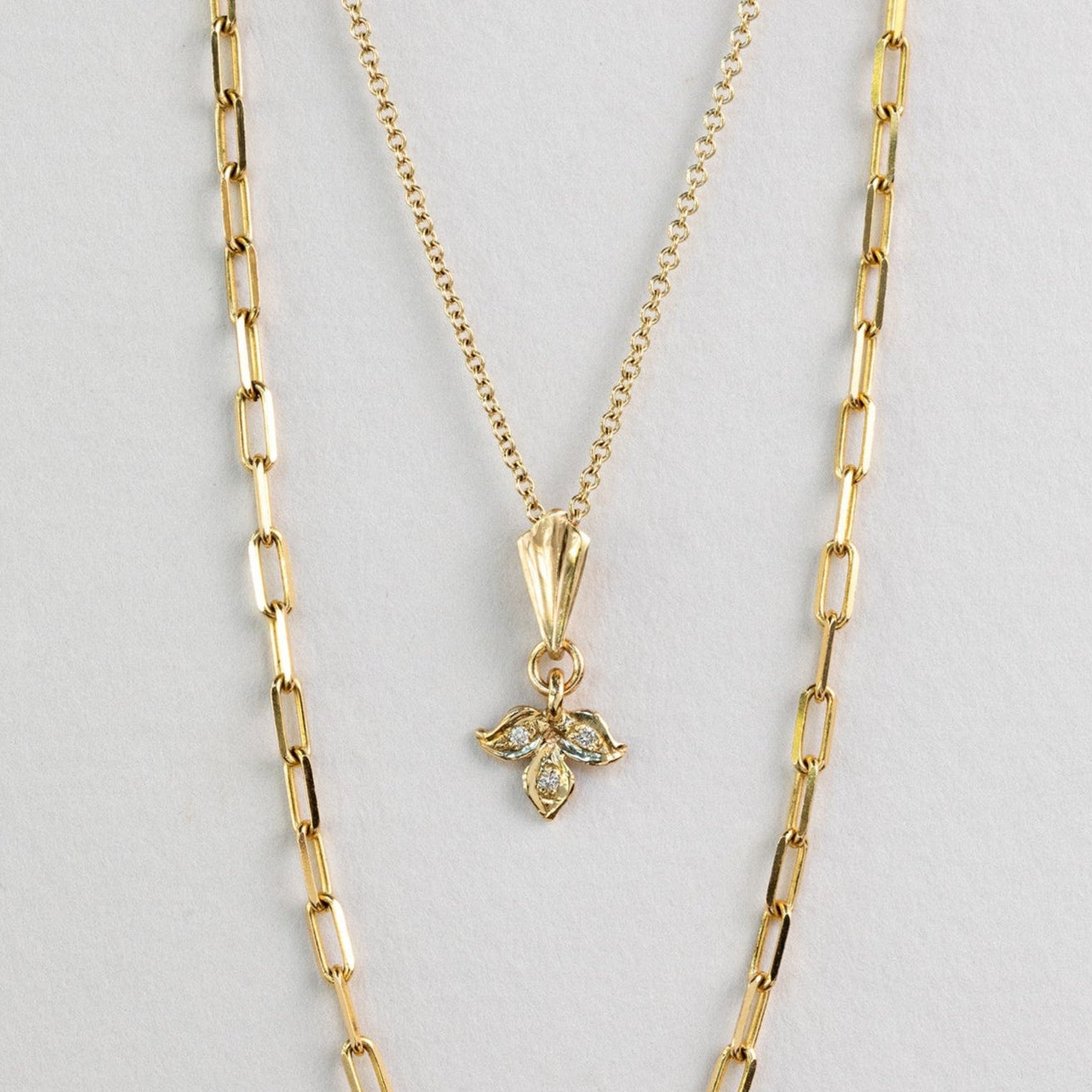 שרשרת זהב עדינה עם תליון עלה תלתן משובץ יהלומים  ושרשרת חוליו זהב מלבניות 