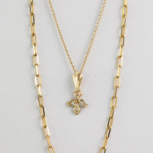 שרשרת זהב עדינה עם תליון עלה תלתן משובץ יהלומים  ושרשרת חוליו זהב מלבניות 