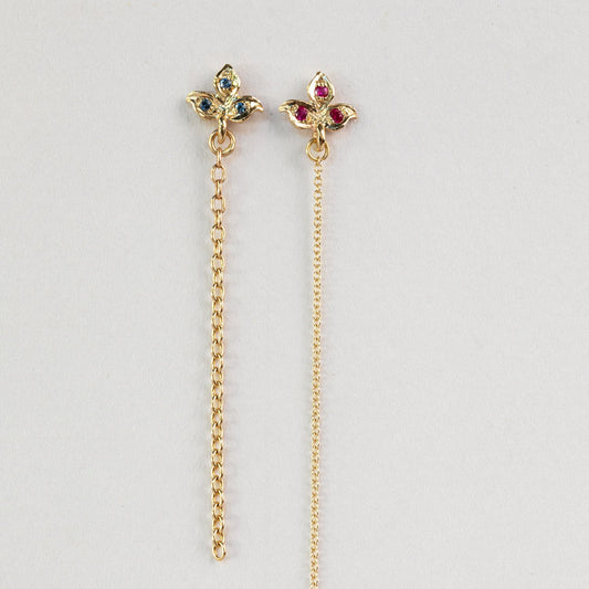 עגילי זהב מעוצבים משובצים אבני רובי ובלו טופז
