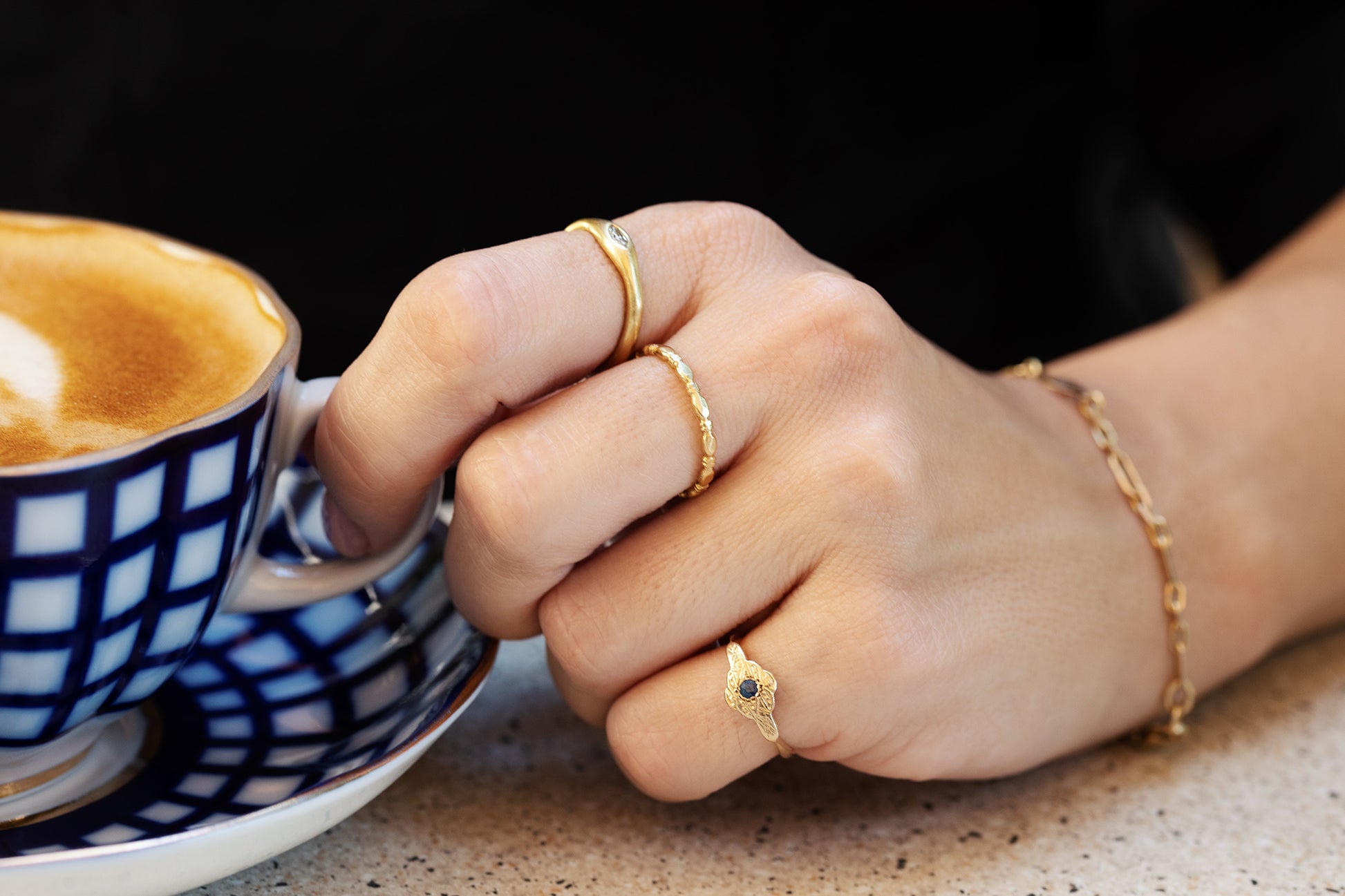 טבעת זהב מושלמת כטבעת נישואין עדינה. טבעת שמורכבת מאליפסות זהב קטנות שמחוברות ביניהן עם 2 דסקיות זהב פחוסות. טבעת נישואין עדינה או טבעת זהב מעוצבת