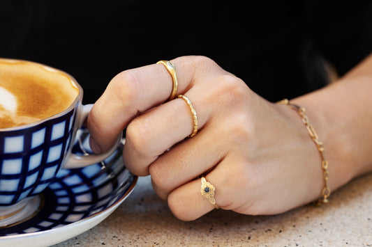 טבעת זהב מושלמת כטבעת נישואין עדינה. טבעת שמורכבת מאליפסות זהב קטנות שמחוברות ביניהן עם 2 דסקיות זהב פחוסות. טבעת נישואין עדינה או טבעת זהב מעוצבת