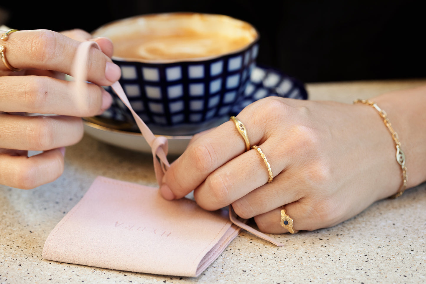 טבעת זהב מושלמת כטבעת נישואין עדינה. טבעת שמורכבת מאליפסות זהב קטנות שמחוברות ביניהן עם 2 דסקיות זהב פחוסות. טבעת נישואין עדינה או טבעת זהב מעוצבת