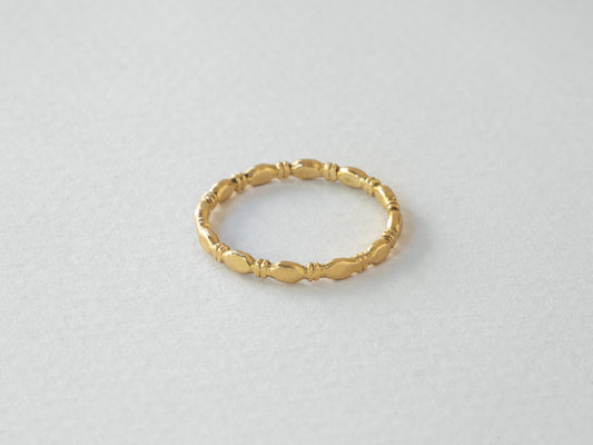 טבעת זהב מושלמת כטבעת נישואין עדינה. טבעת שמורכבת מאליפסות זהב קטנות שמחוברות ביניהן עם 2 דסקיות זהב פחוסות. טבעת נישואין עדינה או טבעת זהב מעוצבת