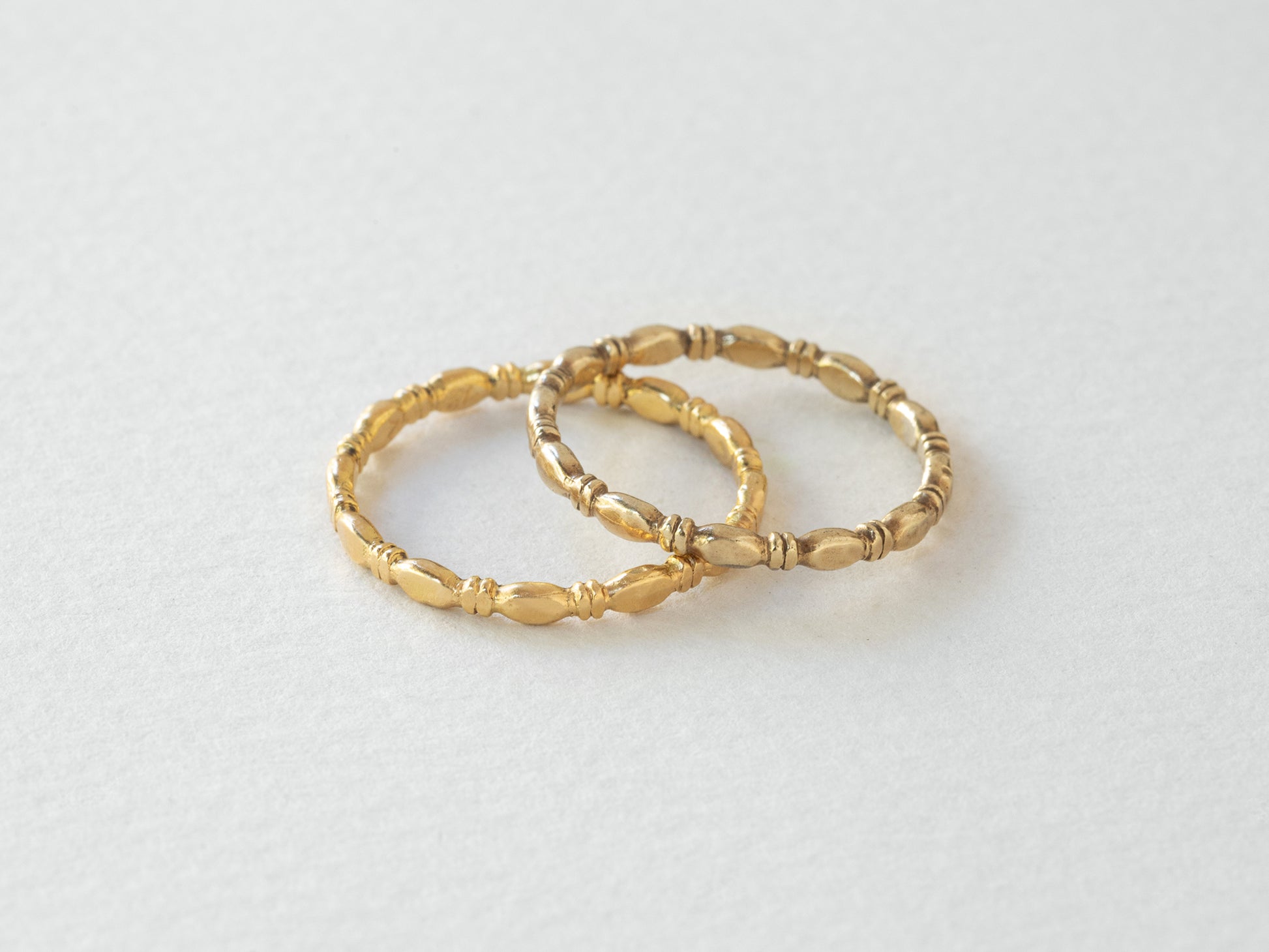 טבעת זהב מושלמת כטבעת נישואין עדינה. טבעת שמורכבת מאליפסות זהב קטנות שמחוברות ביניהן עם 2 דסקיות זהב פחוסות. טבעת נישואין עדינה או טבעת זהב מעוצבת