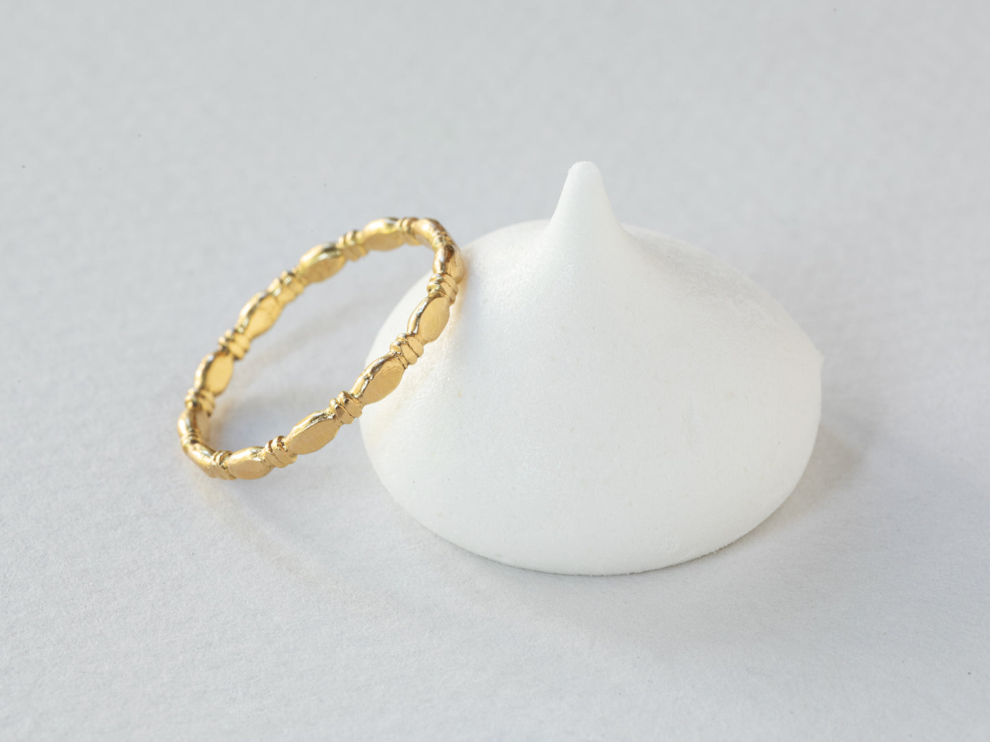 טבעת זהב מושלמת כטבעת נישואין עדינה. טבעת שמורכבת מאליפסות זהב קטנות שמחוברות ביניהן עם 2 דסקיות זהב פחוסות. טבעת נישואין עדינה או טבעת זהב מעוצבת