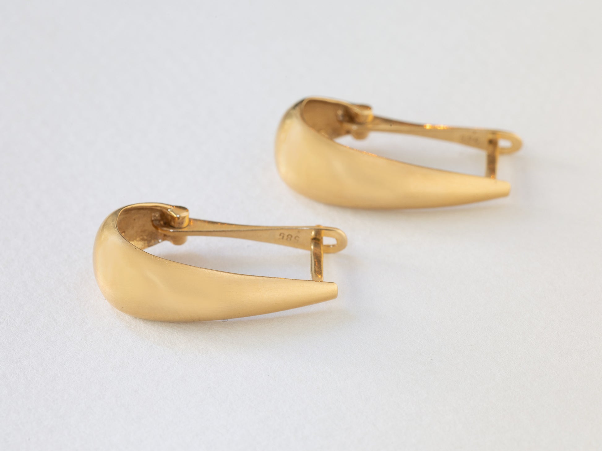 עגילי טיפה גדולים מזהב בגימור מט