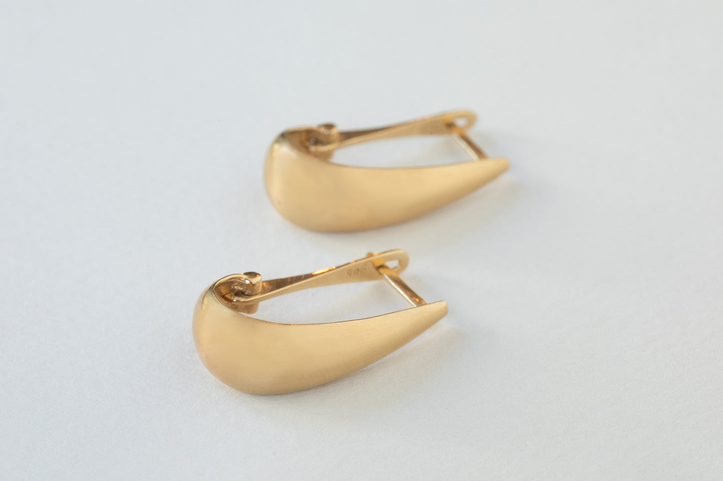 עגילי טיפה גדולים מזהב בגימור מט