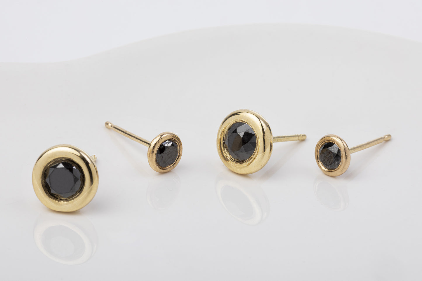 עגילי זהב בייגלה ספינל שחור