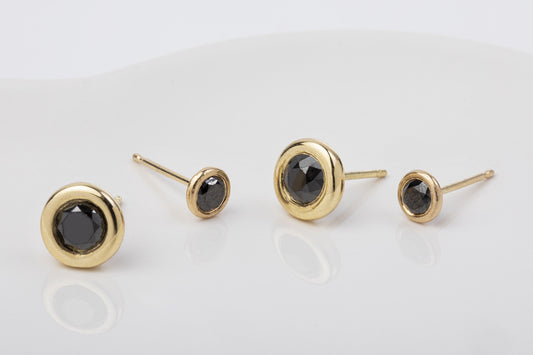 עגילי זהב בייגלה ספינל שחור