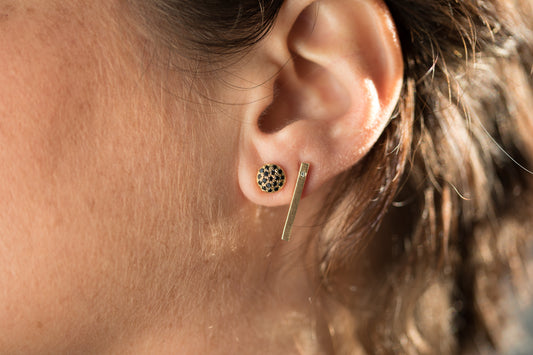 עגיל קו זהב משובץ יהלום ועגיל צמוד בצורת כיפת זהב משובץ יהלומים שחורים