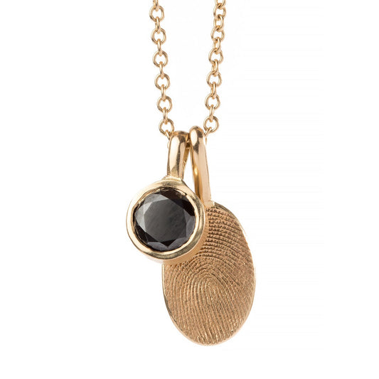 שרשרת זהב בעבודת יד עם תליון טביעת אצבע אישית ותליון כוס משובץ אבן ספינל שחורה.