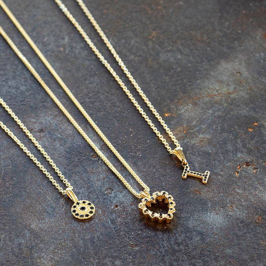 תליון לב זהב מהמם חלול בפנים ומשובת כולו ביהלומים שחורים טבעיים