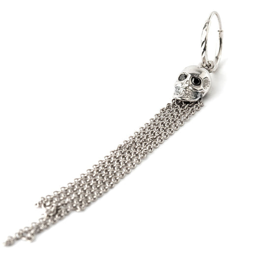 עגיל  חישוק זהב לבן שעליו תלויה גולגולת זהב לבן משובצת שני יהלומים  שחורים 