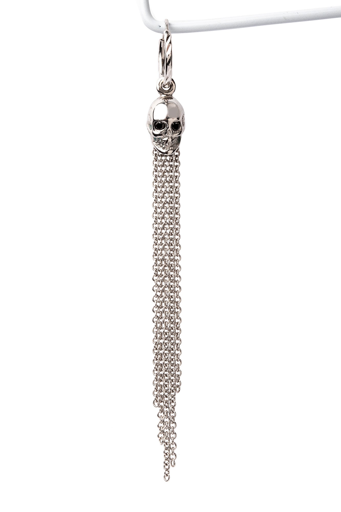 עגיל  חישוק זהב לבן שעליו תלויה גולגולת זהב לבן משובצת שני יהלומים  שחורים 