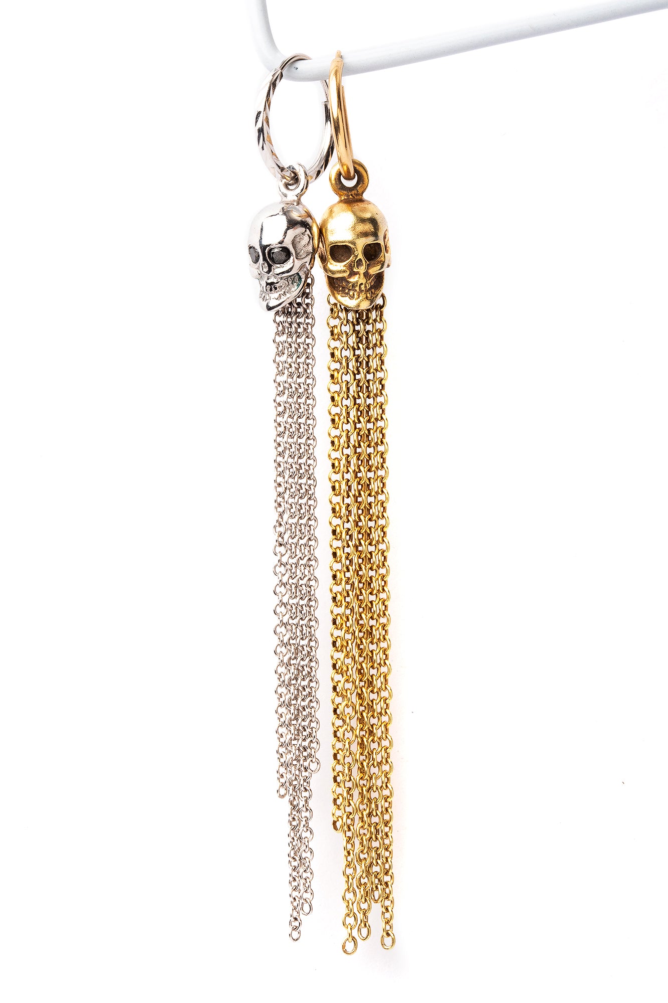 צמד עגילי גולגולת זהב בזהב לבן וזהב צהוב 
