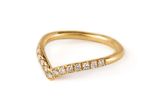 טבעת בצורת וי זהב משובצת יהלומים. טבעת זהב צהוב בעלת מבנה מעוגל שנגמרת בצורת וי משובצת15 יהלומים טבעיים.