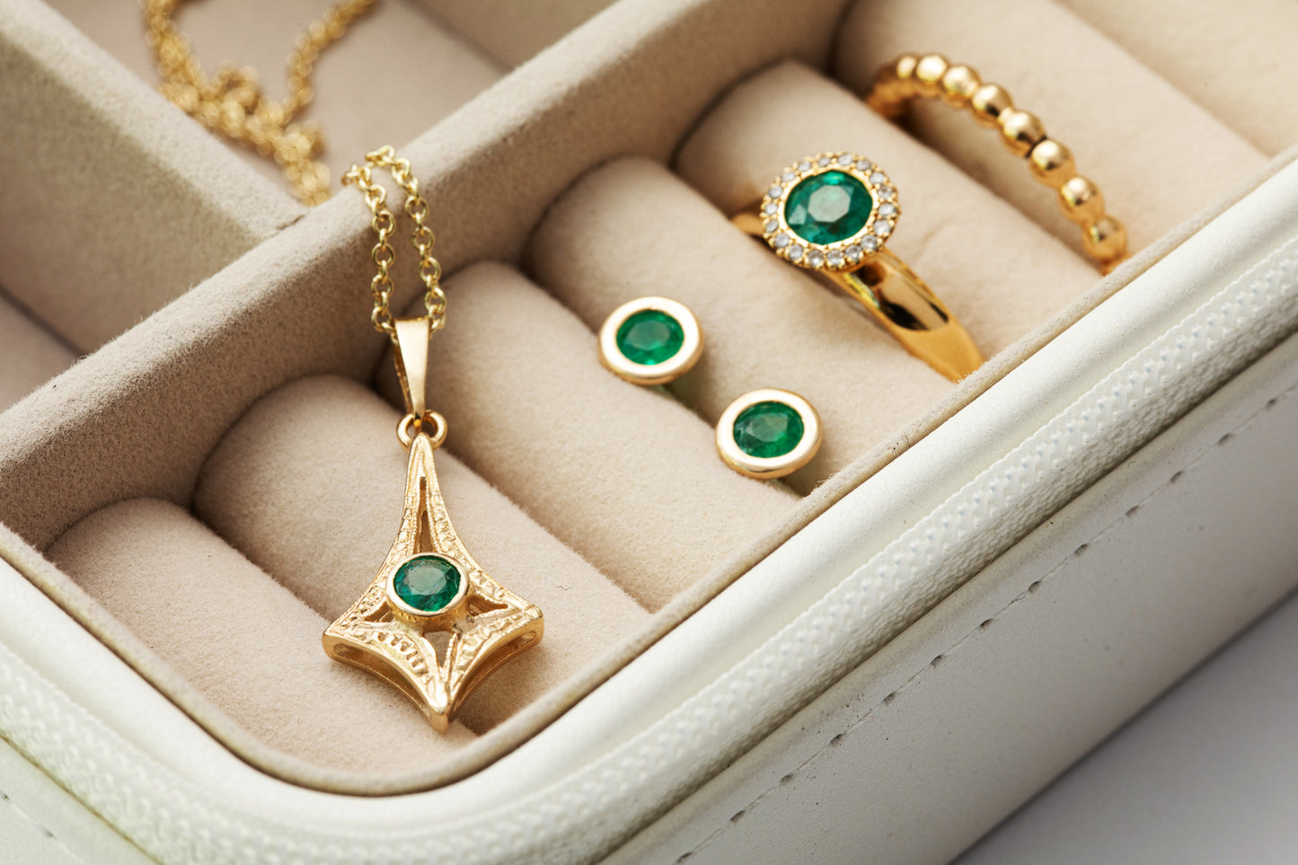 שרשרת זהב מרהיבה עם תליון קמע עין מזהב משובץ כולו יהלומים ובמרכז אבן אמרלד ירוקה