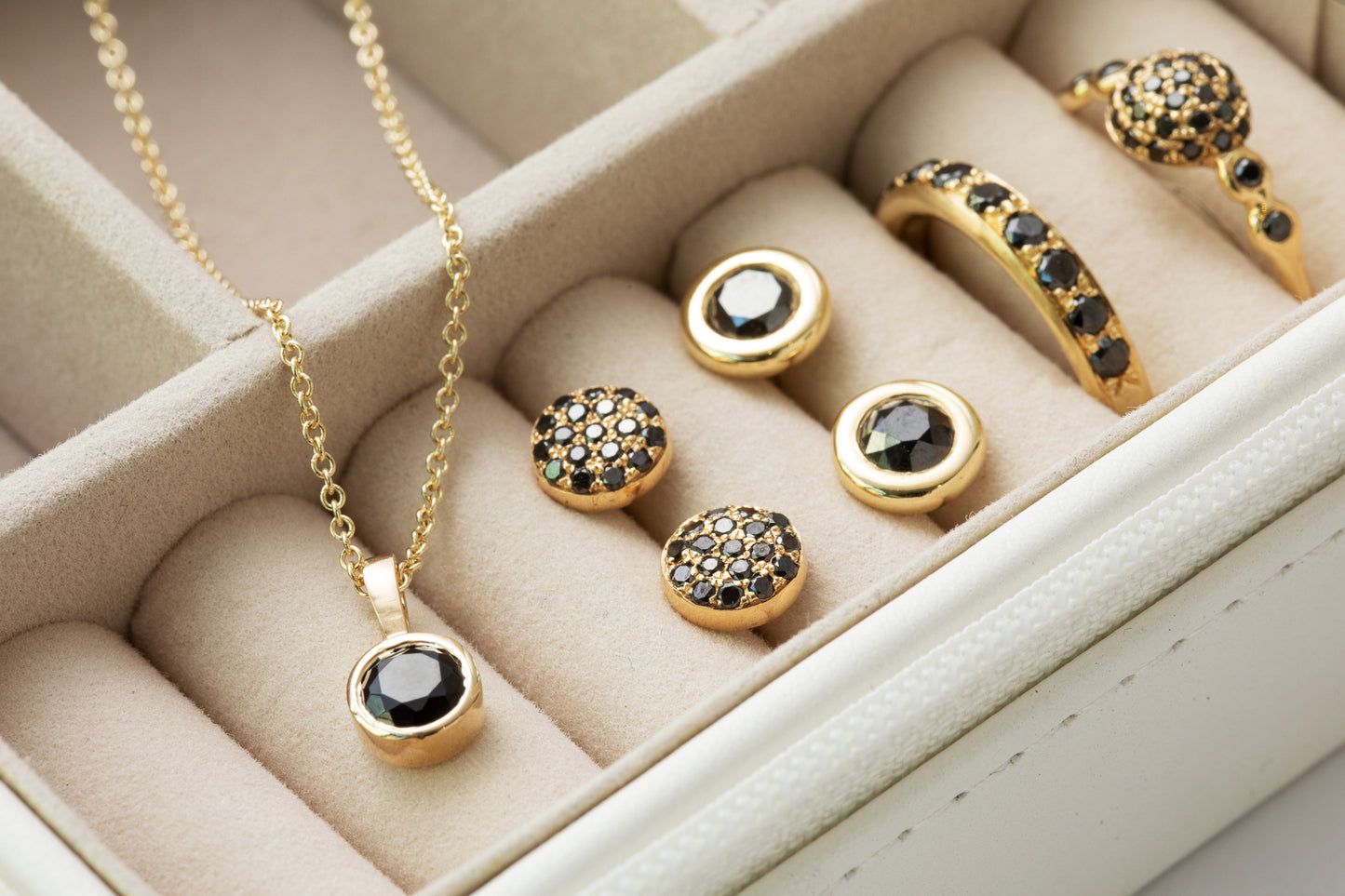 עגילי זהב בייגלה ספינל שחור