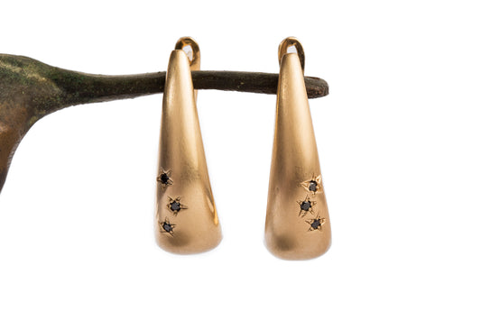 עגילי זהב בעבודת יד - טיפה - יהלומים שחורים