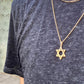 שרשרת חוליות זהב עם תליון מגן דוד גדול בעבודת יד, עשוי זהב 14 קראט ועם טקסטורה בשני הצדדים