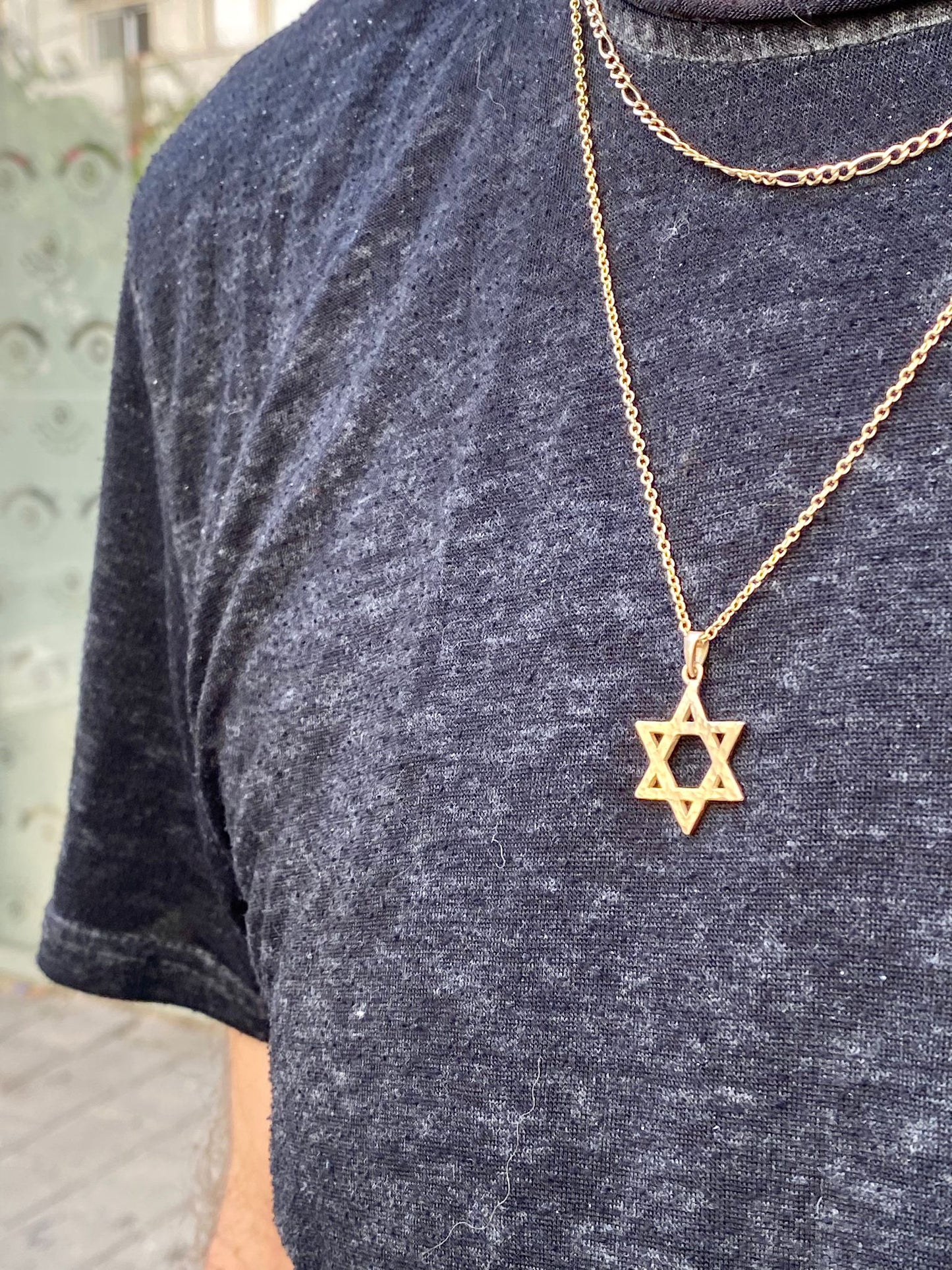 שרשרת חוליות זהב עם תליון מגן דוד גדול בעבודת יד, עשוי זהב 14 קראט ועם טקסטורה בשני הצדדים