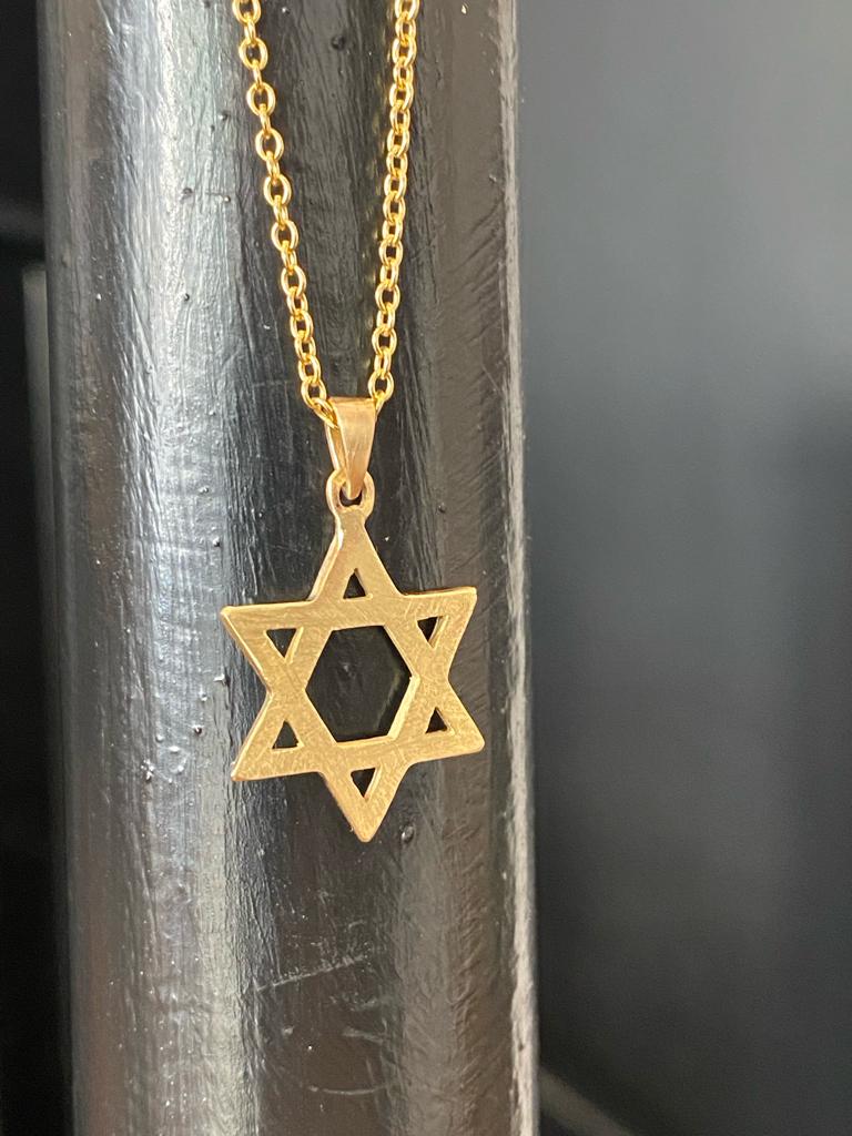 שרשרת חוליות זהב עם תליון מגן דוד בעבודת יד, עשוי זהב 14 קראט ועם טקסטורה בשני הצדדים