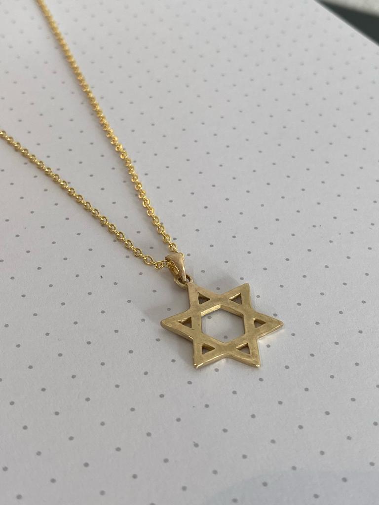 שרשרת חוליות זהב עם תליון מגן דוד גדול בעבודת יד, עשוי זהב 14 קראט ועם טקסטורה בשני הצדדים