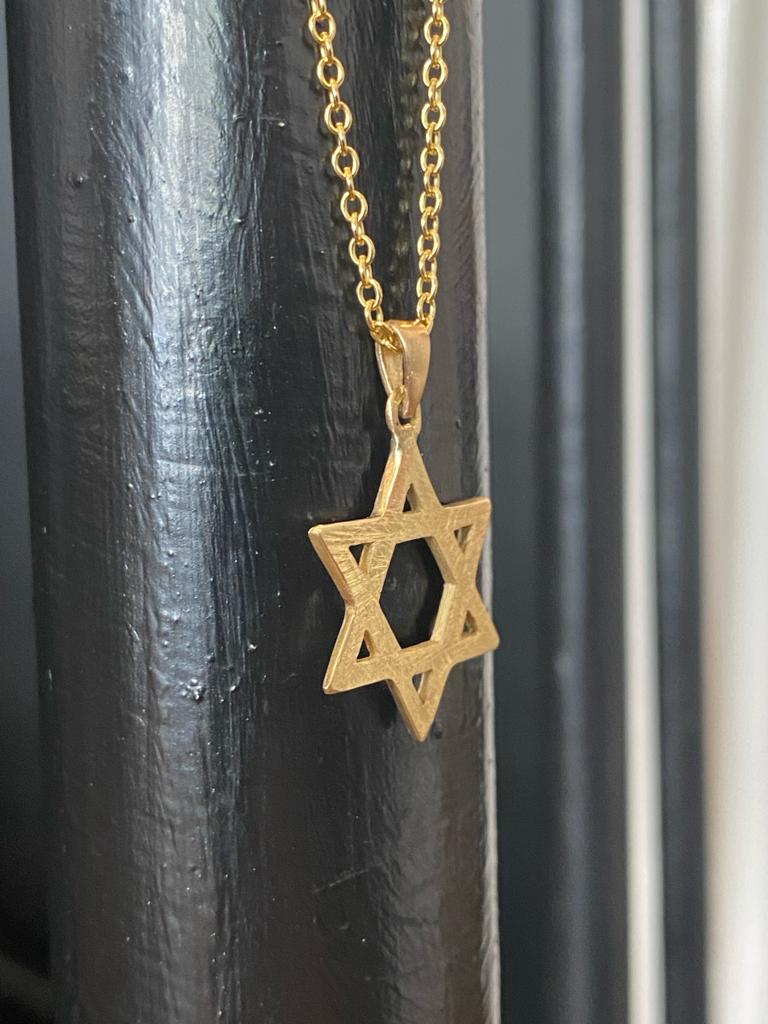שרשרת חוליות זהב עם תליון מגן דוד בעבודת יד, עשוי זהב 14 קראט ועם טקסטורה בשני הצדדים