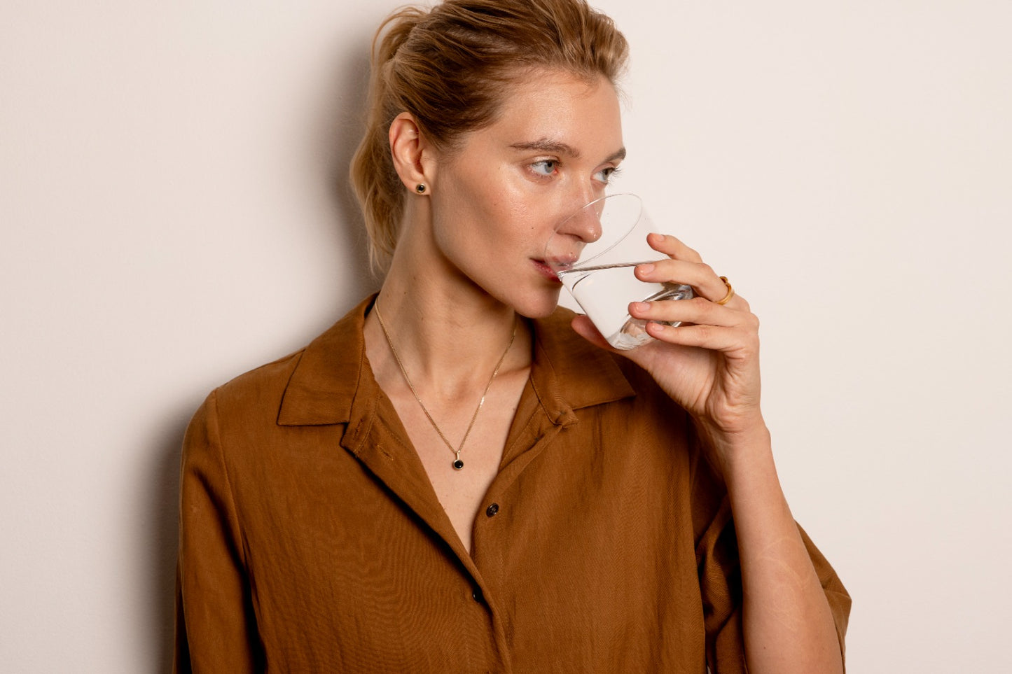 עגילי זהב בייגלה ספינל שחור