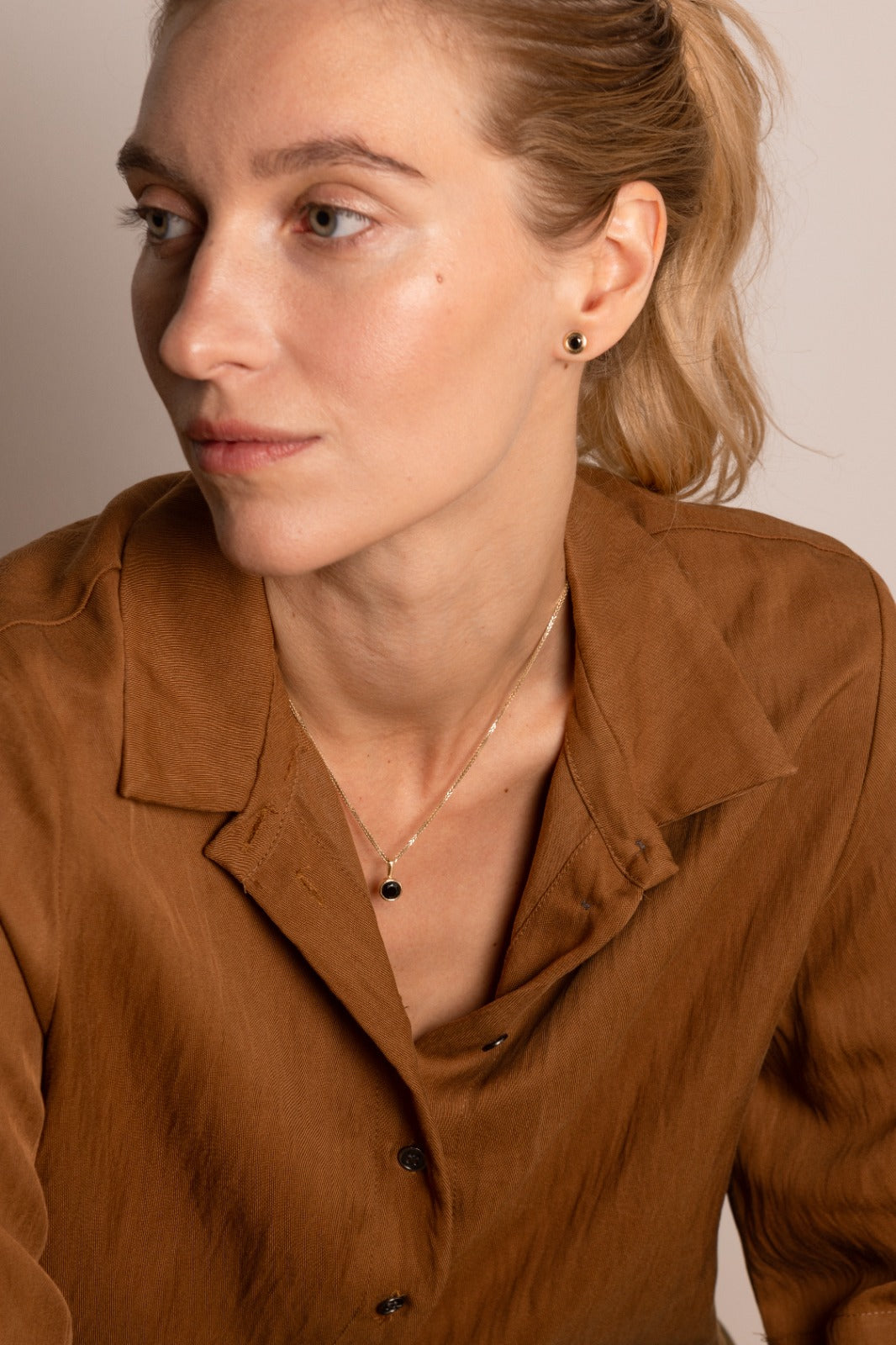 עגילי זהב בייגלה ספינל שחור