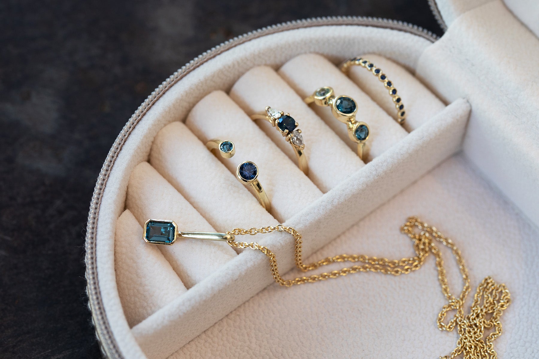 תיבת תכשיטים עם תכשיטי זהב משובצים ספיר, טורמלין ובלו טופז