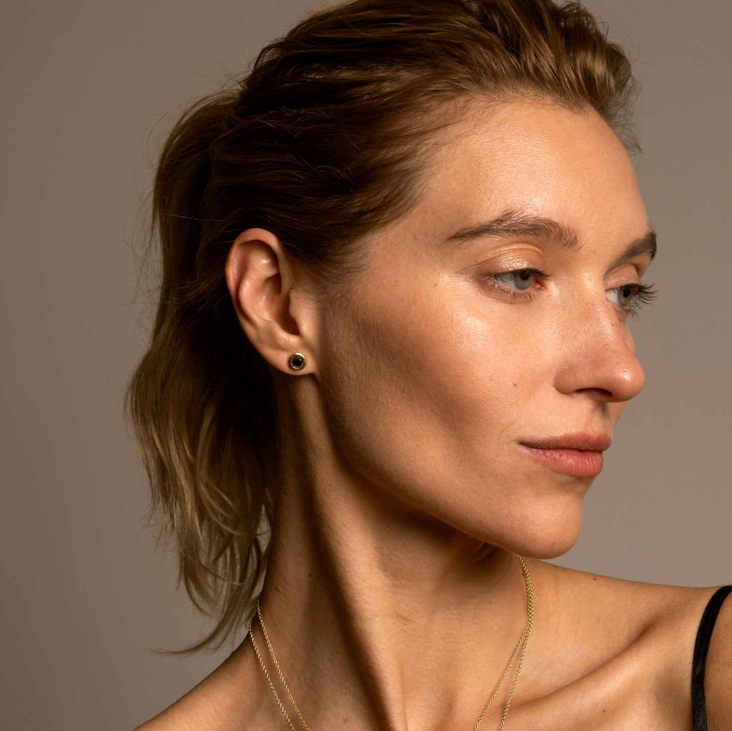 עגילי זהב בייגלה ספינל שחור