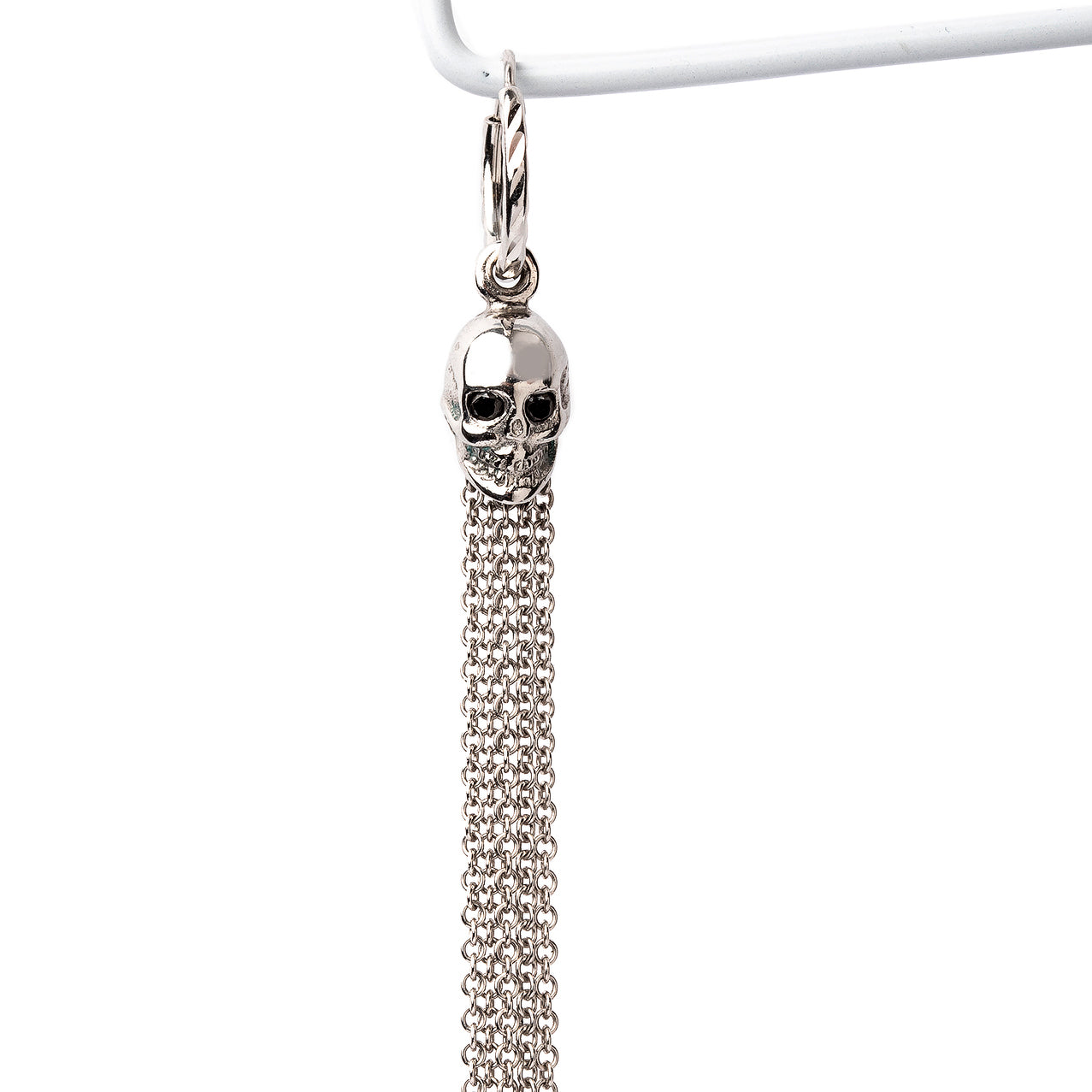 עגיל  חישוק זהב לבן שעליו תלויה גולגולת זהב לבן משובצת שני יהלומים  שחורים 