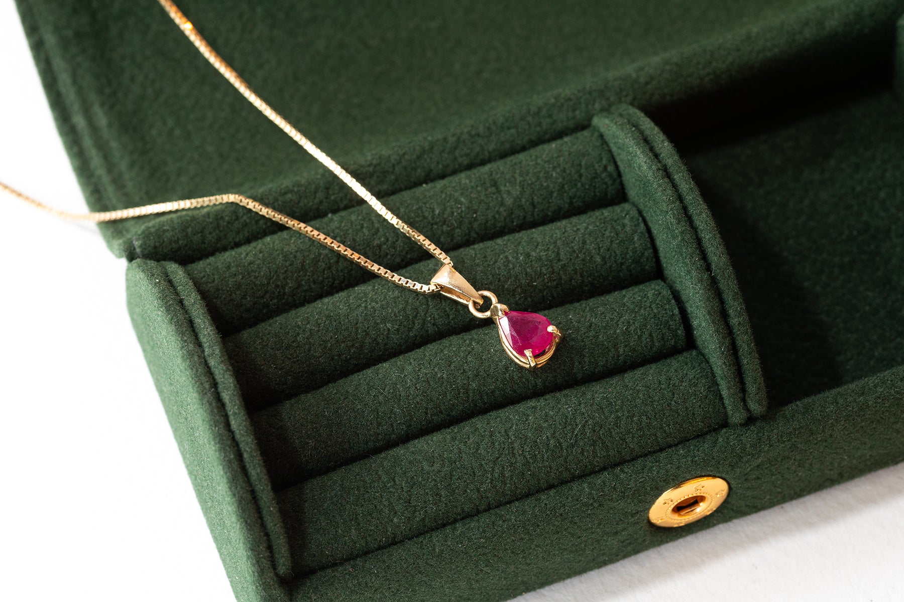 תליון רובי מהממת בגוון וורוד בצורת טיפה משובצת בשיבוץ שיניים