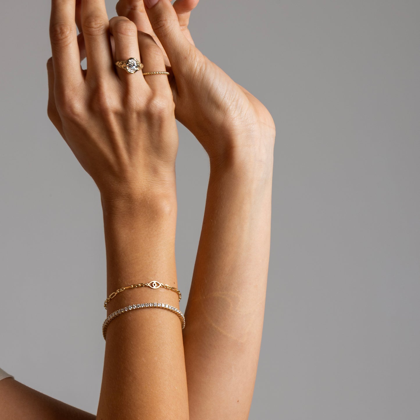 צמיד חוליות זהב - עין - יהלום שחור