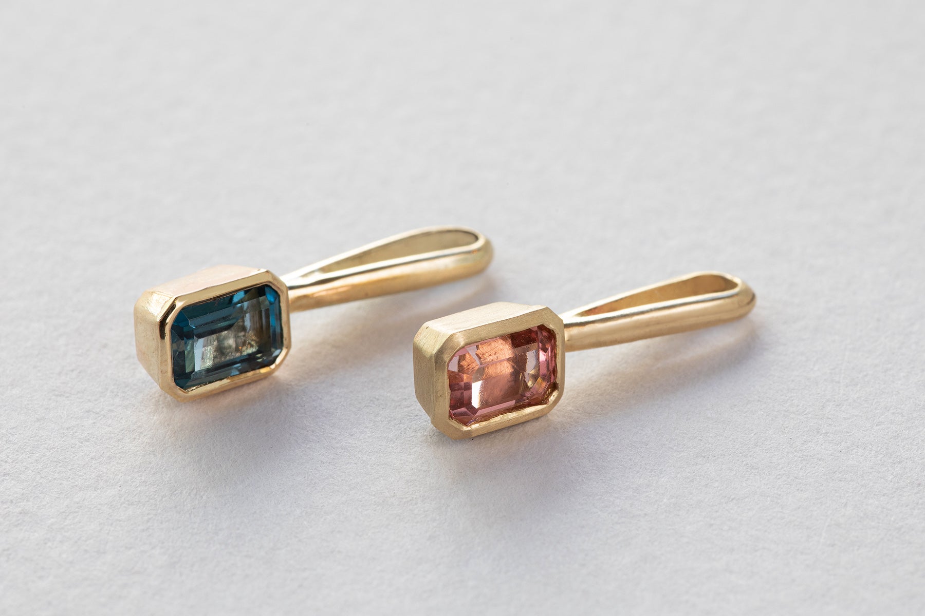 תליוני זהב מלבניים עם וו תליה מאורך משובצים טורמלין ורוד וכחול